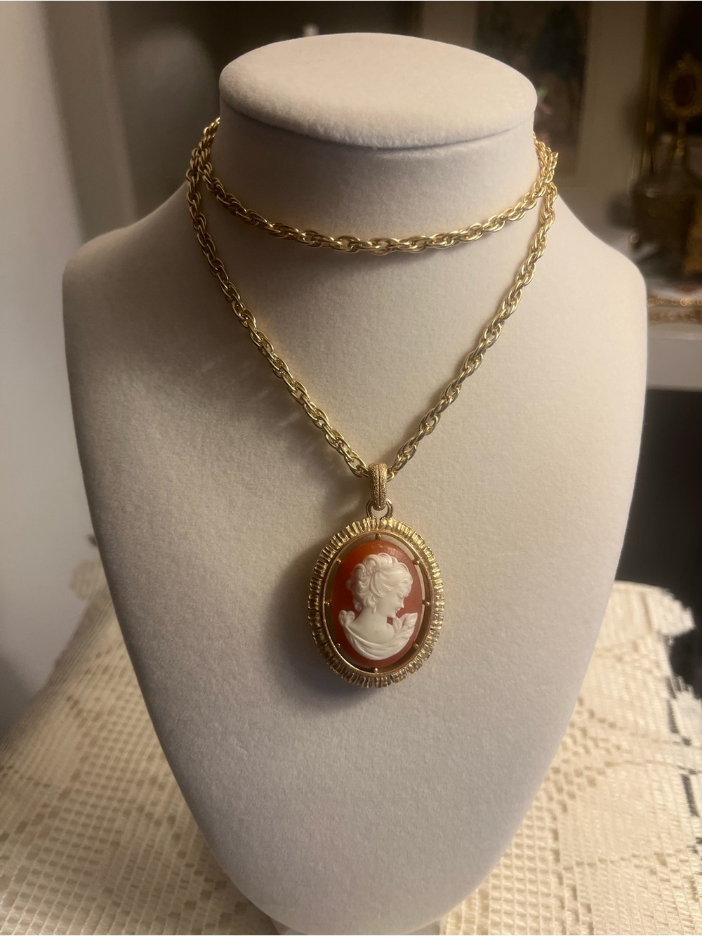 Avon Cameo & Fleur-de-lis Reversible Spinner Necklace - Gold Tone - 12”